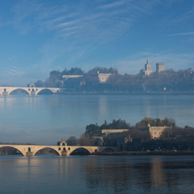 " SUR LE PONT D’AVIGNON ON Y CHANTE, ON Y DANSE "